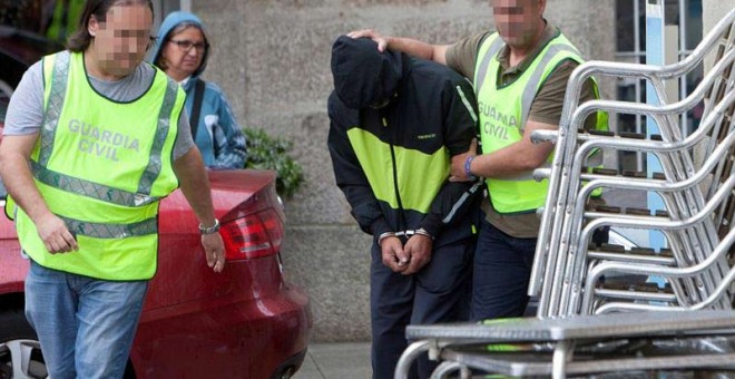 El dueño de la vivienda donde se alojaba un taller clandestino de pirotecnia que explotó el miércoles en el barrio de A Torre de Páramos en Tui es trasladado a los juzgados. (SALVADOR SAS | EFE)