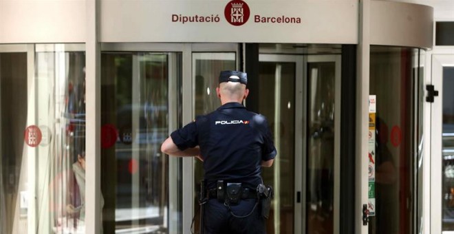 L'entrada de la seu de la Diputació de Barcelona, aquest dijous 25de maig, durant l'operació policial EFE / Toni Albir