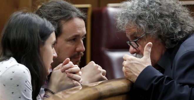 El diputado de ERC Joan Tardá (d) conversa con el líder de Podemos, Pablo Iglesias y la portavoz, Irene Montero, durante el pleno del Congreso de los Diputados. /EFE