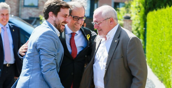 L'exconseller a l'exili Toni Comín, el president del Govern català, Quim Torra, i l'exconseller a l'exili Lluis Puig, al municipi belga de Waterloo. EFE