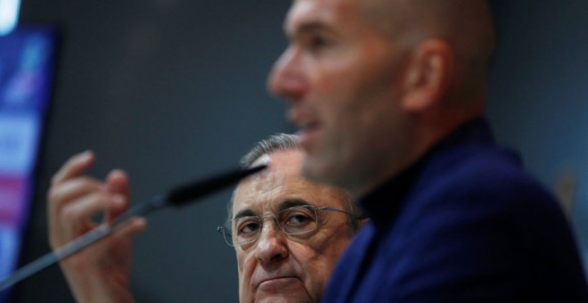 Florentino Pérez y Zidane, durante la rueda de prensa. REUTERS/Juan Medina