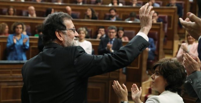 01/06/2018.- El presidente del gobierno Mariano Rajoy, saluda tras intervenir ante el pleno del hemiciclo del Congreso en el debate de la moción de censura presentada por el PSOE. EFE/J.J. Guillén