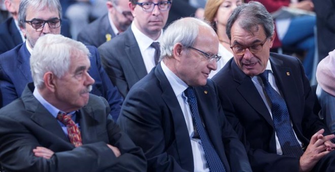 Los expresidentes de la Generalitat Artur Mas (d), José Montilla (c) y Pascual Maragall (i), durante el acto de toma de posesion del nuevo Govern que se celebra hoy en el Palau de la Generalitat. EFE/Quique García