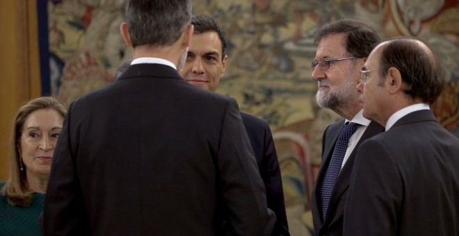 El nuevo presidente del Gobierno, Pedro Sánchez, conversa con el rey Felipe en presencia del expresidente del Ejecutivo Mariano Rajoy, tras el acto de toma de posesión que ha tenido lugar  en el Palacio de la Zarzuela. EFE/Emilio Naranjo