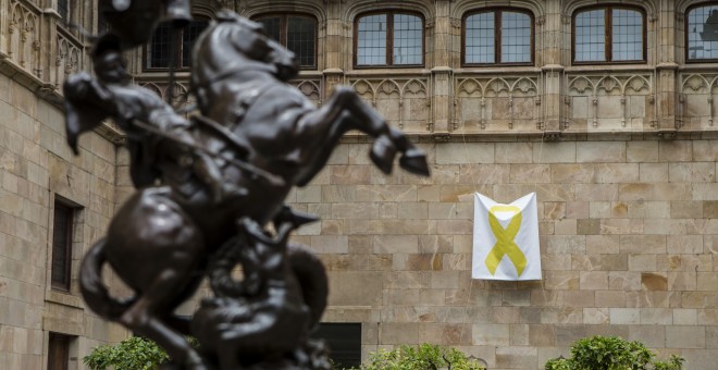 Un lazo amarillo cuelga en el Pati dels Tarongers del Palau de la Generalitat tras el acto de posesión del nuevo Govern. EFE/Quique García