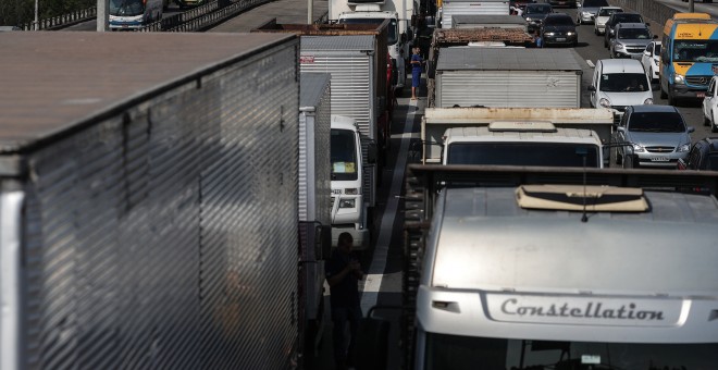 Image de la huelga de camioneros de Brasil por el elevado precio del diesel. EFE/Antonio Lacerda.