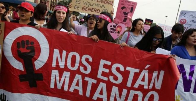 Manifestación feminista en protesta por el asesinato de Eyvi Ágreda en Lima. REUTERS