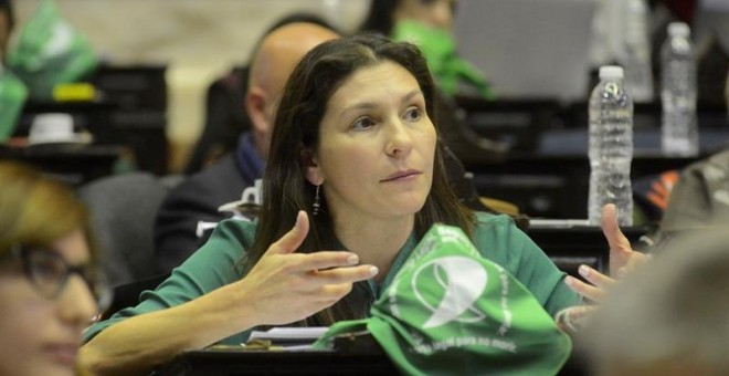 13/06/2018.- Fotografía cedida por la Cámara de Diputados de Argentina que muestra a la diputada argentina Mónica Macha con un pañuelo de la campaña que apoya el proyecto de ley que despenaliza el aborto hasta el cumplimiento de la semana 14 de gestación