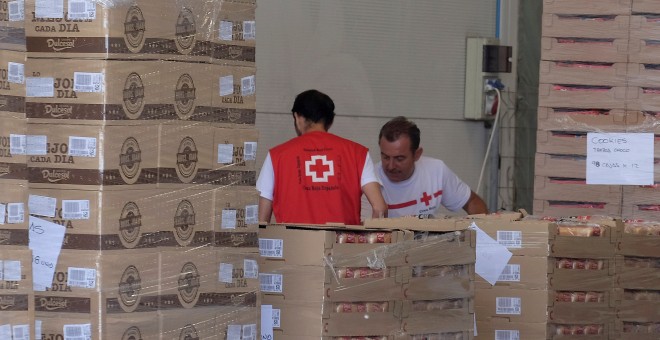 Voluntarios de Cruz Roja organizan los suministros de comida para la llegada de los 629 migrantes. - REUTERS