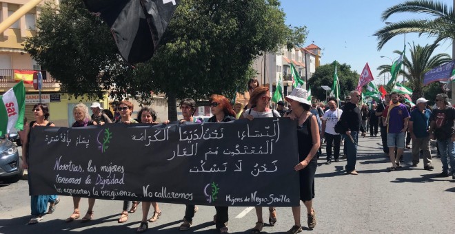 'El sector del fruto rojo se sustenta en condiciones laborales que la sociedad de Huelva no quiere para sí misma. Sin dignidad no hay riqueza. Así no queremos la fresa', reclaman desde la manifestación - Raúl Bocanegra