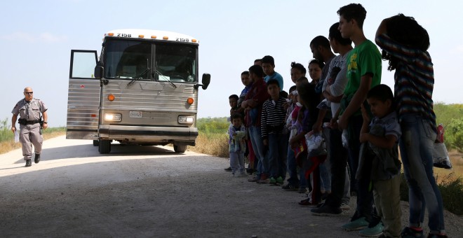 Migrantes retenidos cerca de McAllen, Texas. REUTERS/Loren Elliott