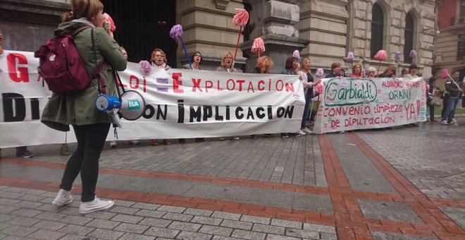 Imagen de la concentración de limpiadoras delante de la Diputación Bizkaia