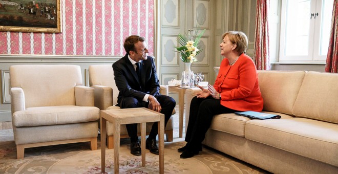 La canciller alemana Angela Merkel y el presidente francés Emmanuel Macron, en su encuentro bilateral en el marco de la  cumbre franco-germana, en el Palacio de Meseberg. REUTERS