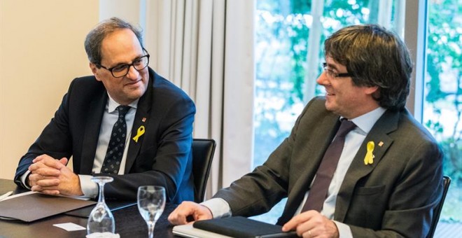 El presidente de la Generalitat, Quim Torra (izda), se reúne con su antecesor en el cargo, Carles Puigdemont, en un hotel de Berlín. /EFE