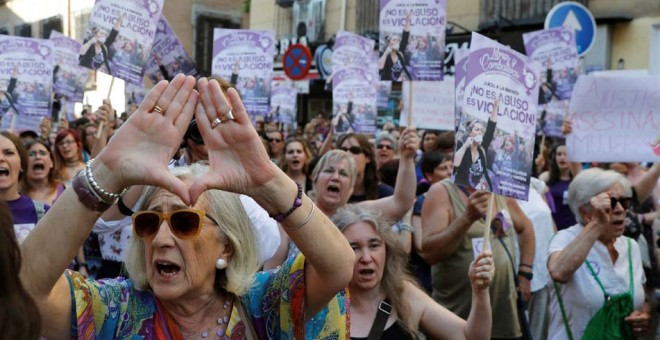 Manifestación de mujeres en Madrid, esta tarde ante el Ministerio de Justicia, en protesta por la puesta en libertad de 'La Manada'. (JUAN CARLOS HIDALGO | EFE)