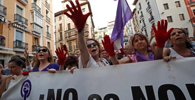 Manifestación en Pamplona en protesta por la puesta en libertad bajo fianza de los cinco miembros de 'La Manada'. EFE/ Villar López