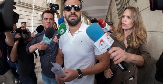 - Antonio Manuel Guerrero, uno de los integrantes de 'La Manada', condenado a nueve años de cárcel por abusar sexualmente de una joven madrileña en Pamplona durante los Sanfermines de 2016, se ha presentado esta mañana ante el juzgado de guardia de Sevill