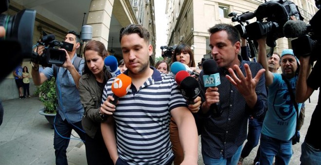 - José Ángel Prenda, uno de los componentes de la manada, se ha presentado hoy ante al juzgado de guardia de Sevilla, uno de los requisitos impuestos por la Audiencia Provincial de Navarra que les permitió abandonar la cárcel bajo fianza el pasado viernes