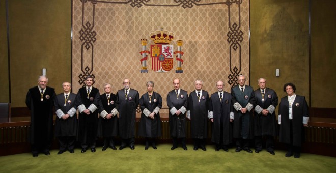 Los magistrador del Tribunal Constitucional, de derecha a izquierda: María Luisa Balaguer Callejón, Ricardo Enríquez Sancho, Antonio Narváez Rodríguez, Juan Antonio Xiol Rios, Juan José González Rivas, Andrés Ollero Tassara, Encarnación Roca Trías, Fernan