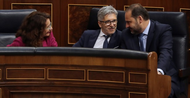 El secretario de Organización del PSOE y ministro de Fomento, José Luis Ábalos, conversa con los titulares  de Hacienda, María Jesús Montero, y de Interior, Fernando Grande Marlaska, durante el pleno del Congreso. EFE/Ballesteros