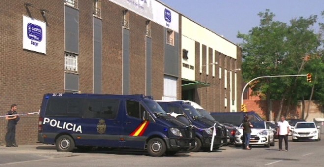 La Policia Nacional a les portes de l'empresa Aplicaciones Gespol, a Barcelona. CCMA