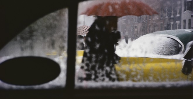 Saul Leiter, Red Umbrella, c.1955. ©Saul Leiter Foundation, Cortesía de Gallery FIFTY ONE.- FOTO COLECTANIA