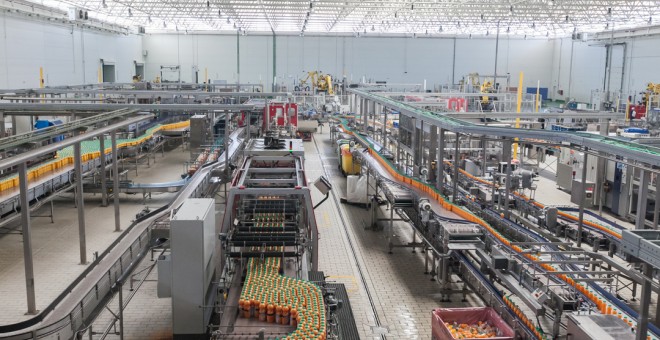 Vista de las líneas de producción de zumo de naranja de la planta.