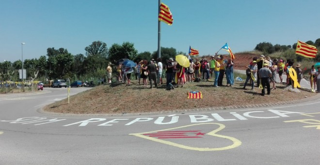 Manifestants concentrats aquest dimecres 4 de juliol a les portes de la presó de Puig de les Basses (Alt Empordà), esperant l'arribada de l'expresidenta del Parlament Carme Forcadell i l'exconsellera Dolors Bassa. / CDR.