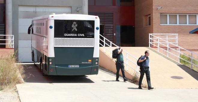 10/07/2018.- El autobús de la Guardia Civil que transporta a los exconsellers catalanes de Presidencia Jordi Turull, de Interior Joaquim Forn y de Territorio Josep Rull, en prisión preventiva por el 'procés' soberanista, a su llegada hoy al centro penint