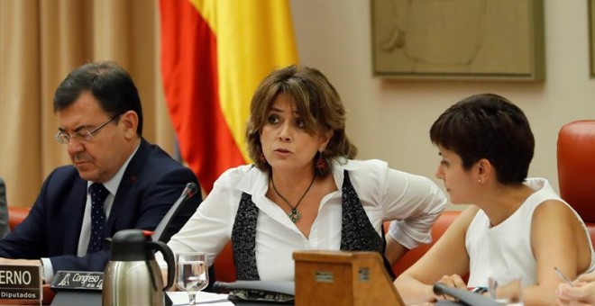 La ministra de Justicia, Dolores Delgado (c), esta tarde durante su comparecencia ante la Comisión de Justicia del Congreso de los Diputados para exponer las líneas políticas de actuación de su departamento. EFE/Juan Carlos Hidalgo