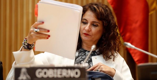 La ministra de Hacienda, María Jesús Montero, ante la comisión correspondiente del Congreso. / EFE