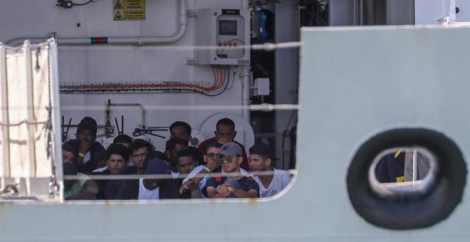 La patrullera 'Diciotti' de la Guardia Costera italiana transporta a 67 inmigrantes rescatados frente a las costas de Libia al puerto de Trápani (Italia).- EFE/ Igor Petyx