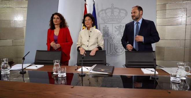 La portavoz del Gobierno ministra de Educación y Formación Profesional, Isabel Celaá (c), acompañada por la ministra de Hacienda, María Jesús Montero, y el titular de Fomento, José Luis Ábalos. /EFE