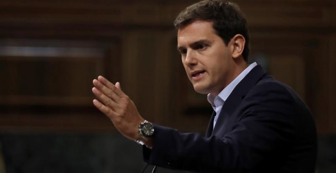 El líder de Ciudadanos, Albert Rivera ,durante su réplica a la intervención del presidente del Gobierno, Pedro Sánchez, en el Congreso de los Diputados donde el jefe del Ejecutivo informó de su programa de Gobierno - EFE/ Kiko Huesca