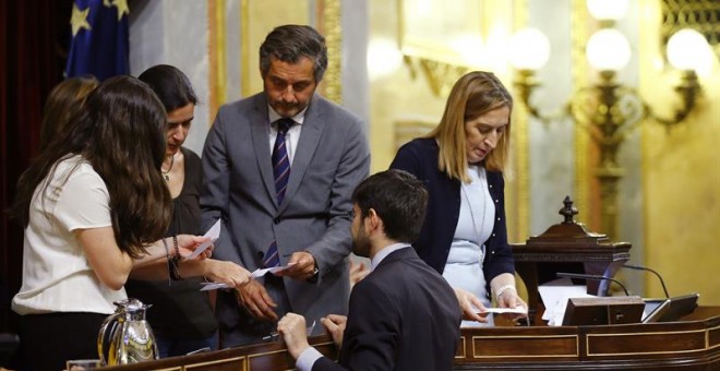 La presidenta del Congreso, Ana Pastor (d) y el resto de miembros de la mesa realizan un recuento de votos tras detectarse dos errores no intencionados en el escrutinio del cuarto pleno extraordinario para completar la renovación del Consejo de Administra