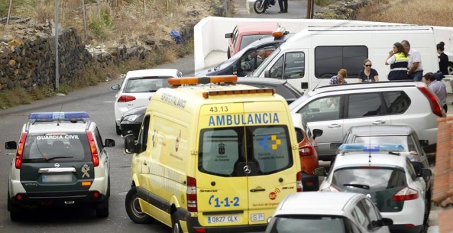 Agentes de la Policía Judicial de la Guardia Civil en la casa de La Orotava, al norte de Tenerife. - EFE