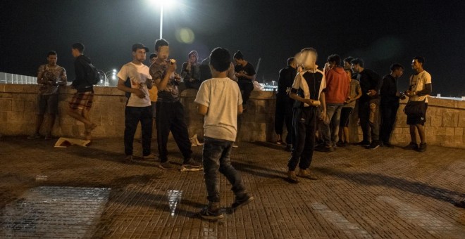 Jóvenes y menores extranjeros que viven en las calles de Melilla.- JOSÉ PALAZÓN