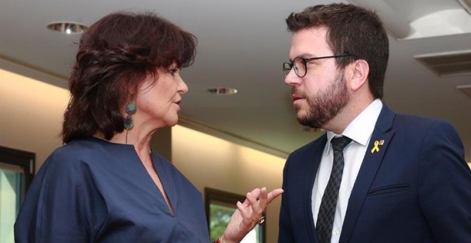 Fotografía facilitada por Presidencia del Gobierno de la reunión de la vicepresidenta, Carmen Calvo, y el vicepresidente de la Generalitat de Cataluña, Pere Aragonès, hoy en Moncloa, para avanzar en la normalización de las relaciones entre ambas instituci