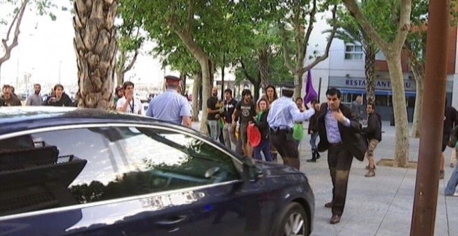 Moments de tensió durant les protestes per la visita de l'exministre d'Hisenda, Cristòbal Montoro, i l'exlíder del PP Català, Alicia Sánchez Camacho, a Vilanova i la Geltrú (Garraf) el 2014. CCMA