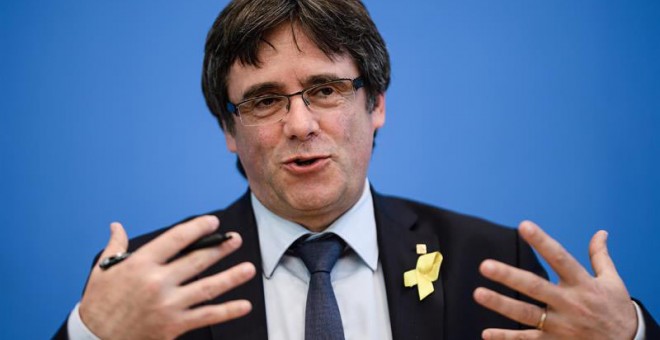 El ex presidente catalán Carles Puigdemont da una rueda de prensa en Berlín. (CLEMENS BILAN |  EFE)