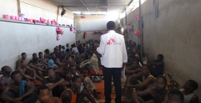 Un miembro de MSF en una de las celdas de un centro de detención de migrantes en Libia.- MSF