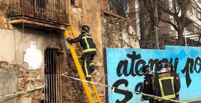 L'Ateneu de Sarrià durant la intervenció de Bombers després que un grup d'ultra-dreta calés foc a l'espai. @AteneusCat