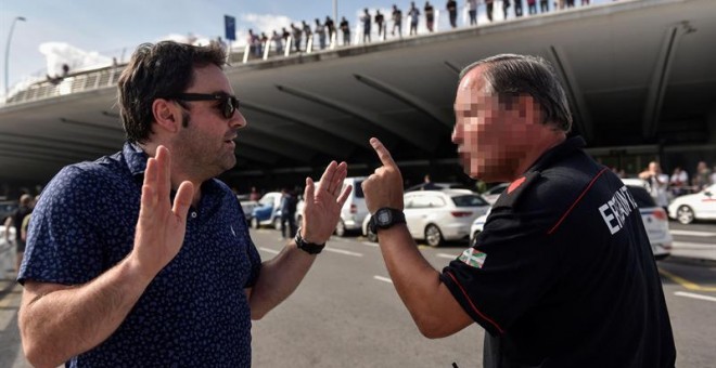 Taxistas en huelga han protagonizado hoy diversos incidentes con compañeros y la Ertzaintza en el aeropuerto de Bilbao durante la huelga de taxis contra el reglamento VTC. EFE | Miguel Toña