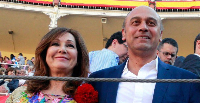 Ana Rosa Quintana y su marido, Juan Muñoz, en una imagen de 2012 en la Plaza de Las Ventas de Madrid. EFE