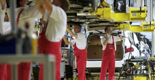 Trabajadores en una fábrica de coches. EFE