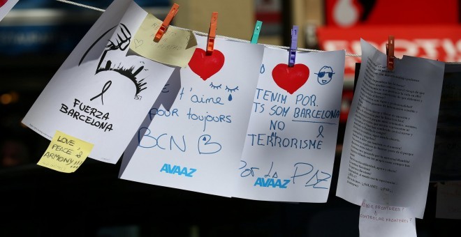 Missatges col·locats al memorial de Les Rambles de Barcelona en record i homenatge a les víctimes dels atemptats a Catalunya. REUTERS/Albert Gea