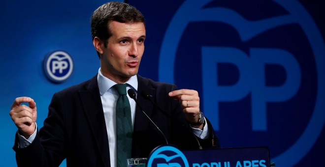 El presidente del PP y diputado por Ávila, Pablo Casado, habla con los periodistas tras su comparecencia en la sede del partido tras conocerse que la jueza ha pedido al Tribunal Supremo al considerar que existen 'indicios' de delito por su máster.EFE/Chem