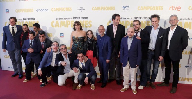 Fotografía del pasado septiembre de la presentación de 'Campeones', del director Javier Fesser (7i), quien posa acompañado de los actores de la película.. EFE/Zipi