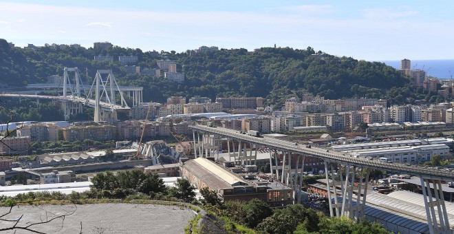 Una grúa trabaja en las labores de búsqueda de víctimas y retirada de los escombros del puente que el martes se desplomó en Génova (Italia. EFE/ Luca Zennaro