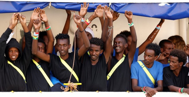 Migrantes a bordo del Aquarius celebran su llegada a Malta. REUTERS/Darrin Zammit Lupi